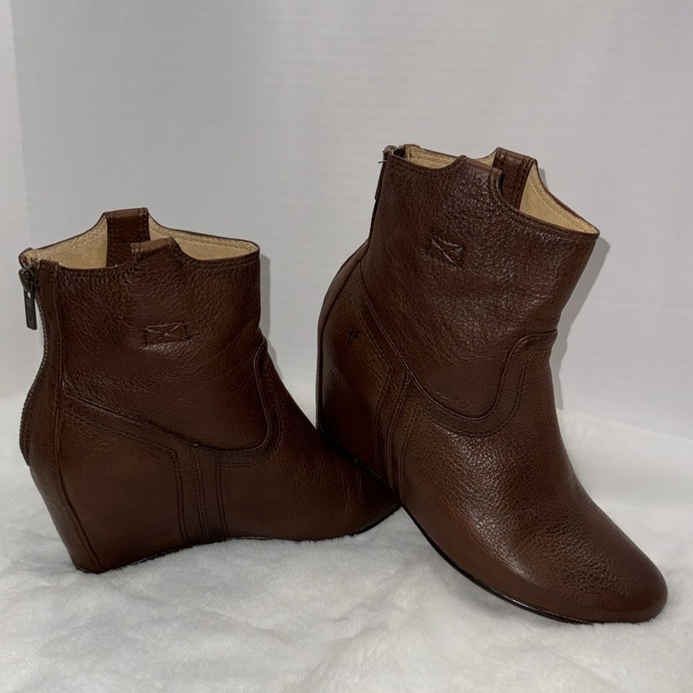 FRYE Sz 8 Carson Cognac Brown Leather Ankle Wedge Heeled Bootie Style 3470656